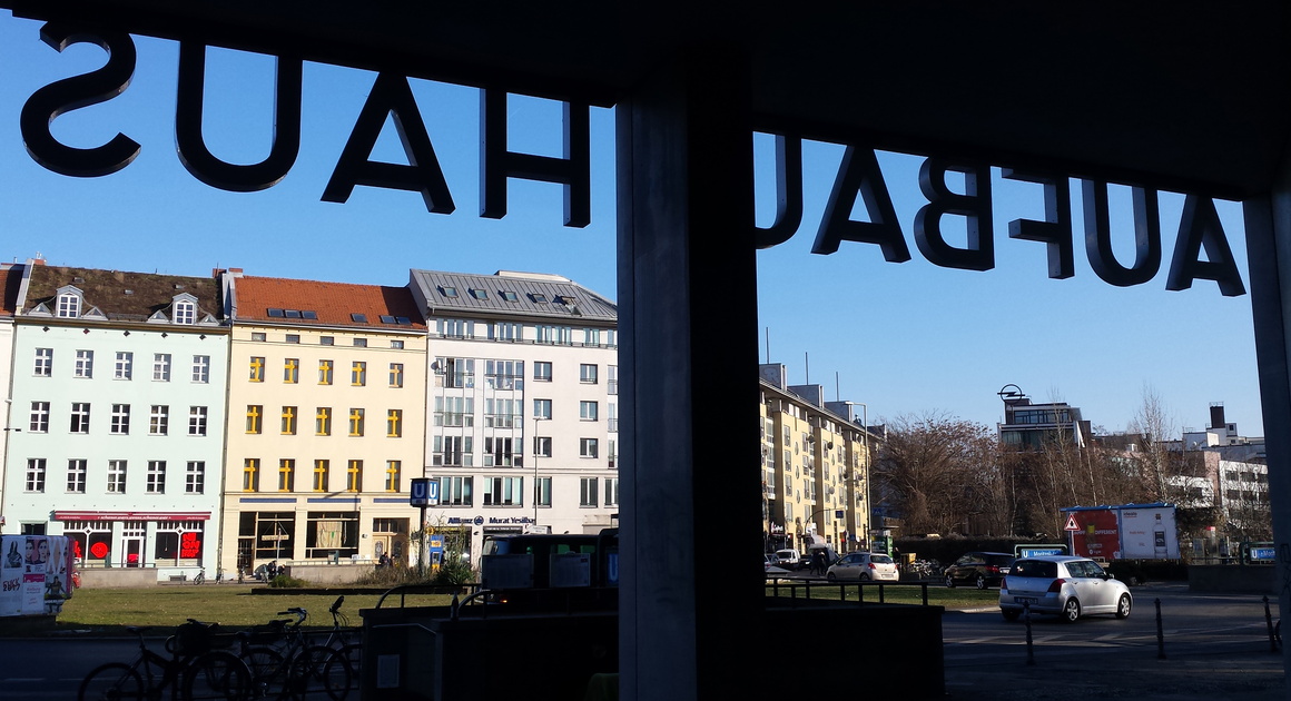 rückwärtige Ansicht des Aufbau Haus Schriftzuges im Gegenlicht