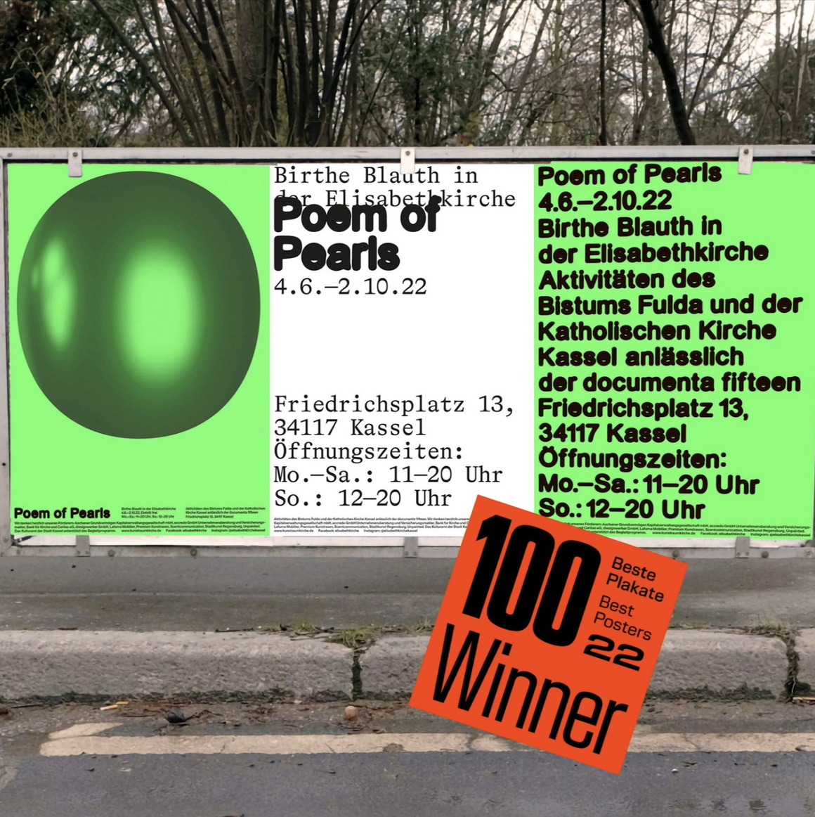 3 Plakate in Reihe im Außenbereich, zwei neongrüne außen, in der Mitte ein weißes, mit Typo