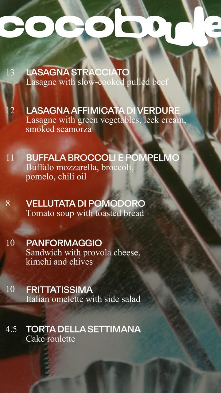 unscharfe Nahaufnahme von den Zinken einer Gabel vor einer Tomate