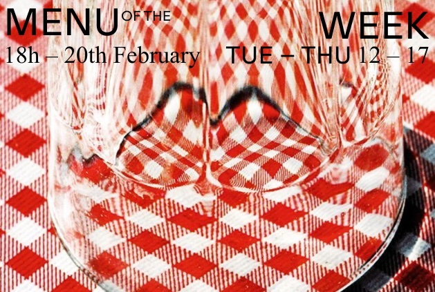 rot weiß karierte Tischdecke fotografiert durch ein Glas