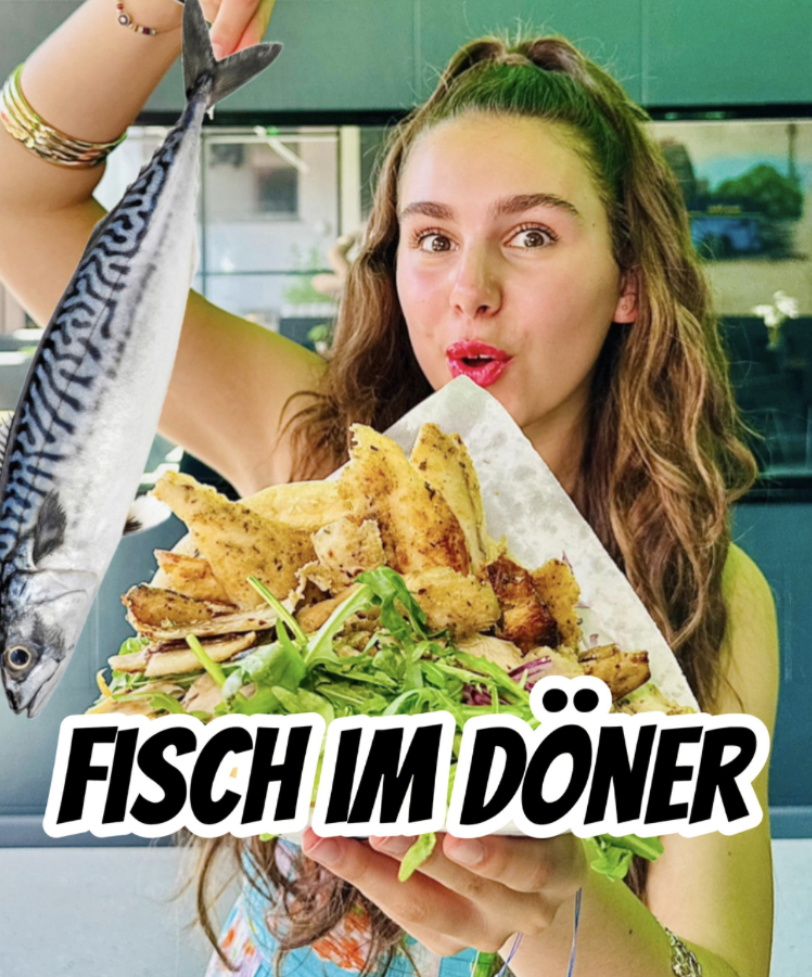 bearbeitetes Bild, junge Frau mit langen gewellten blonden Haaren hält einen Döner ins Bild und einen Fisch in der anderen Hand, darüber steht Fisch im Döner