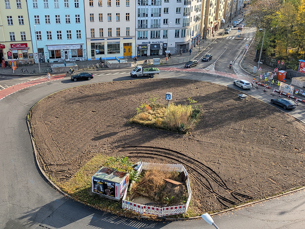 Blick auf eine große kreisförmige Beetfläche inmitten eines Kreisverkehrs