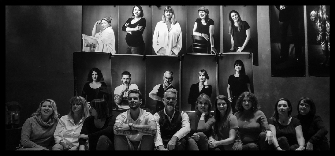 schwarz weiß Bild von zehn unterschiedlichen Personen, die vor Ihren IMAGO Porträts sitzen, analogen Sofortbildern in Lebensgröße