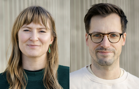 zwei gleich große Porträts nebeneinander, eine weiße Frau mit langen dunkelblonden Haaren und Pony, mit einem dunkelgrünen Oberteil und einem grünen Ohrring, daneben ein weißer Mann mit kurzen dunklen Haaren und dunkel eingefasster Brille in weißem Shirt