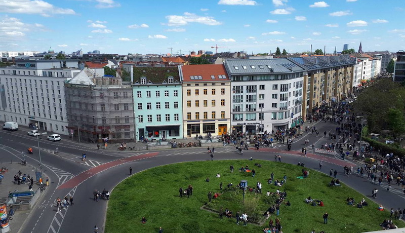Moritzplatz ohne Verkehr, Menschen sitzen und flanieren