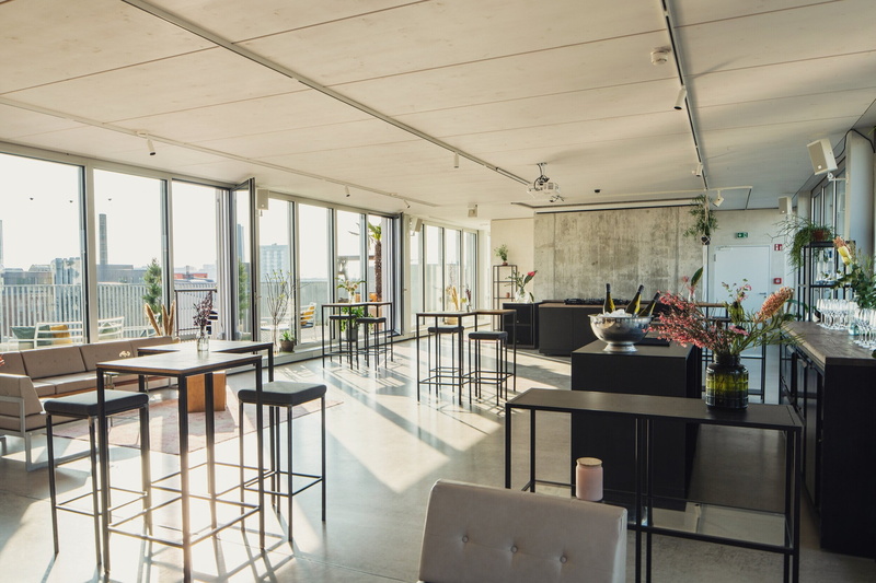 lichtdurchfluteter Innenraum mit stilvollen Sitzmöbeln