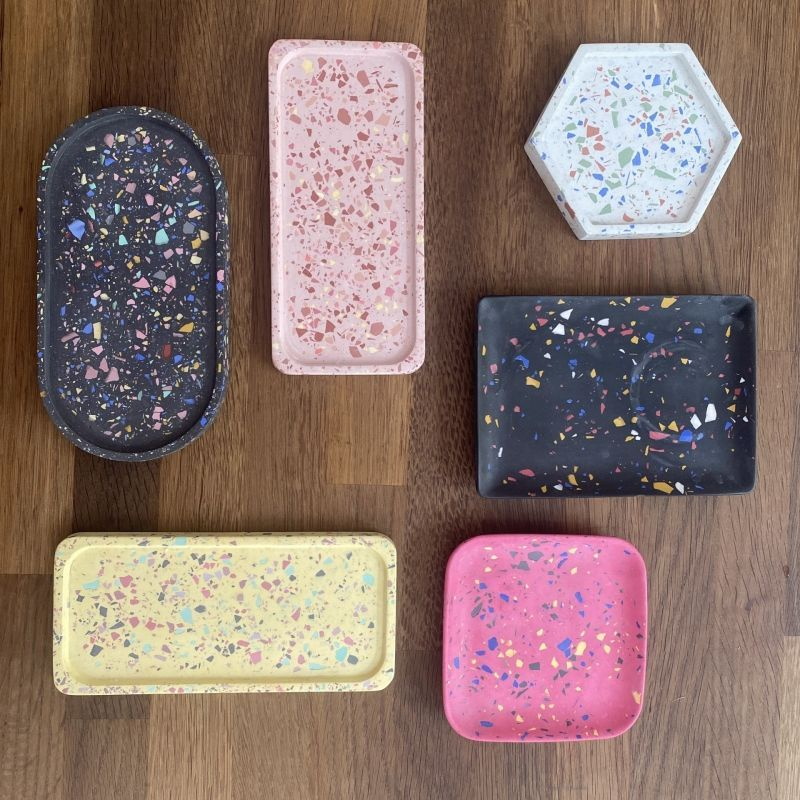 kleine Ablagen in verschiedenen Farben und Formen mit Terrazzo Muster