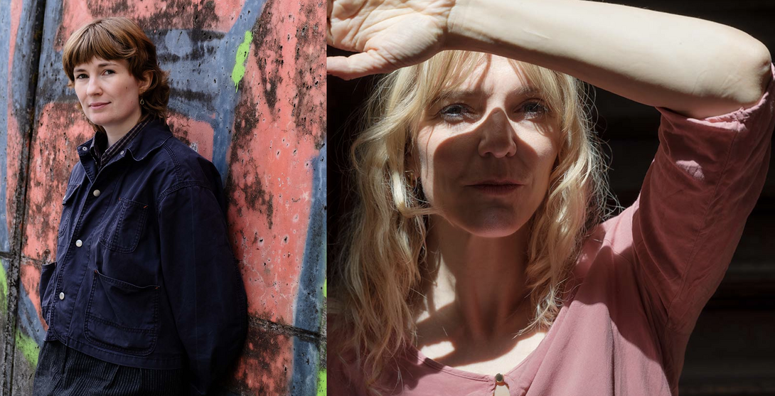 Porträts zweier junger Frauen, die eine mit schulterlangem, dunklem Haar und dunkelblauer Jacke, lehnt an einer besprühten Mauer, die andere mit blonden langen Haaren schaut in die Sonne und hält den linken Arm als Schattengeber über ihren Kopf