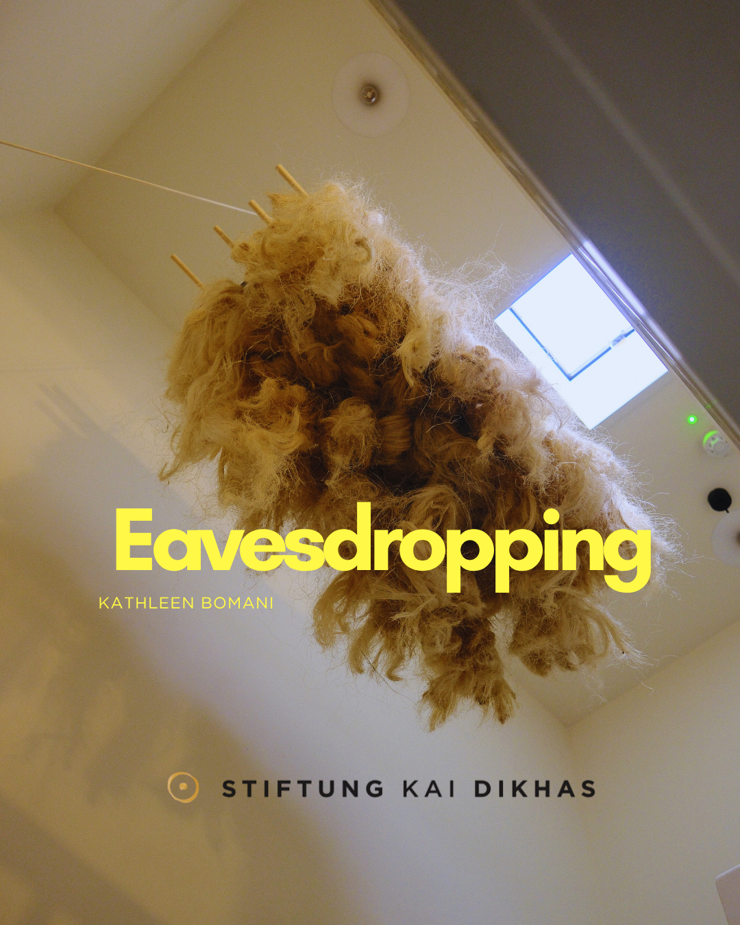 hängende Skulptur aus Sisal in rechteckiger Form, flauschige Anmutung, in einem hellen Raum, schräg fotografiert, auf dem Foto steht  in großen gelben Buchstaben "Eavesdropping", darunter klein Kathleen Bomani, weiter unten mittig das Logo der Stiftung Kai Dikhas